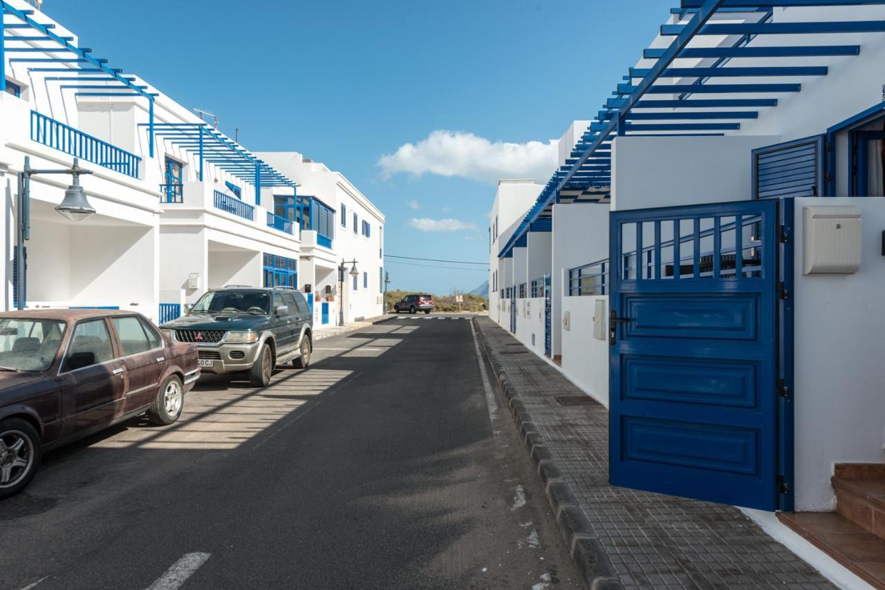 Modern Beach House In Famara Buitenkant foto